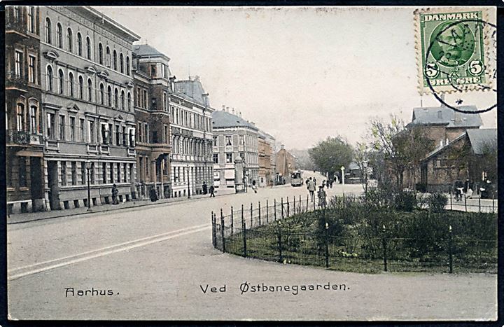 Aarhus, ved Østbanegaarden med sporvogn i baggrunden. Stenders no. 5684.