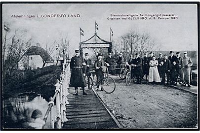 Genforening. Stemmeberettigede fra Kongeriget passerer Grænsen ved Gjelsbro d. 9.2.1920. W. Schützsack no. 43490.
