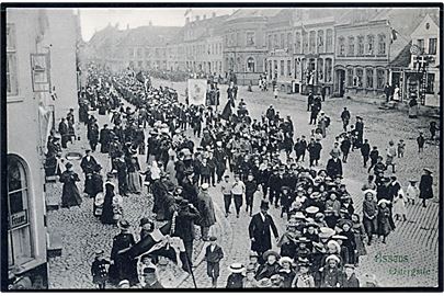 Assens, Østergade med procession af Danmarks storloge af N.I.O.G.T.
d. 15. juli 1903 på torvet, ud for Hotel Phønix. P. Alstrup no. 3329.