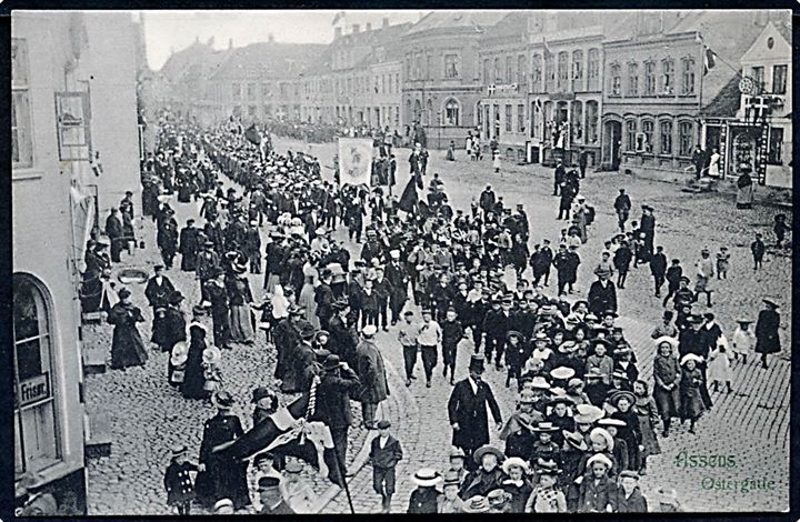 Assens, Østergade med procession af Danmarks storloge af N.I.O.G.T.
d. 15. juli 1903 på torvet, ud for Hotel Phønix. P. Alstrup no. 3329.