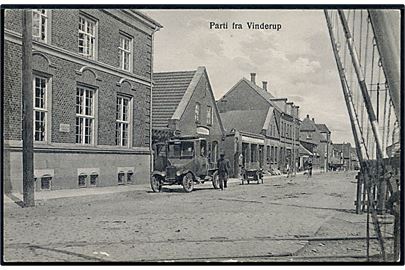 Vinderup, Nørregade med jernbaneoverskæring og automobiler. J. Chr. Grønkjær no. 367660.