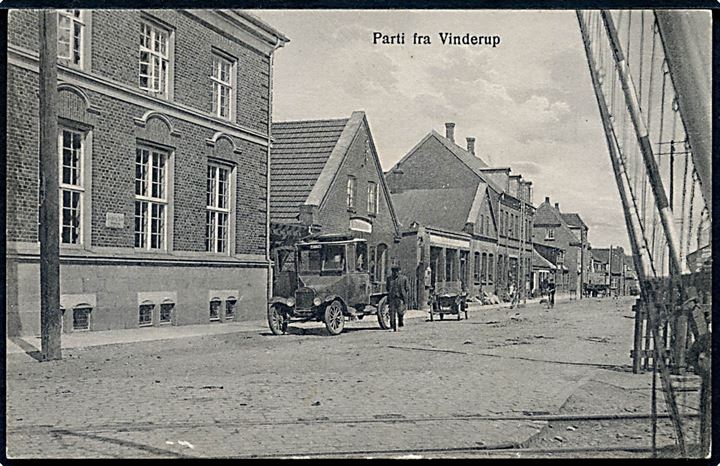 Vinderup, Nørregade med jernbaneoverskæring og automobiler. J. Chr. Grønkjær no. 367660.