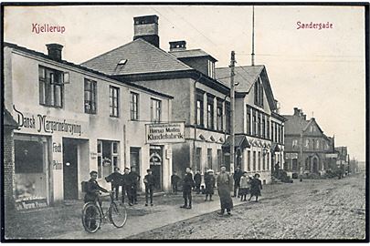 Kjellerup, gadeparti med Dansk Margarineforsyning og udsalg fra Hørup Mølles Klædefabrik. H. Buchholtz no. 187.