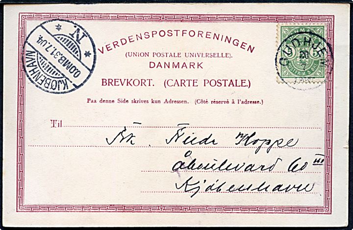 5 øre Våben på brevkort annulleret med lapidar Gudhjem d. 30.7.1904 til Kjøbenhavn. Ank.stemplet brotype Ii Kjøbenhavn *N.* 0.OMB. 31.7.1904 (= søndag).
