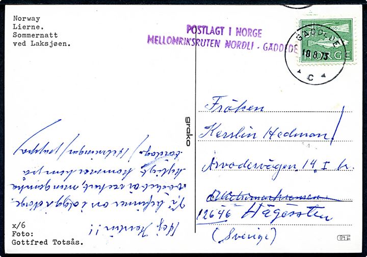 75 øre på brevkort (Sommernatt ved Laksjøen) annulleret med svensk stempel i Gäddede d. 18.8.1973 og sidestemplet Postlagt i Norge / Mellomriksruten Nordli - Gäddede til Sverige.