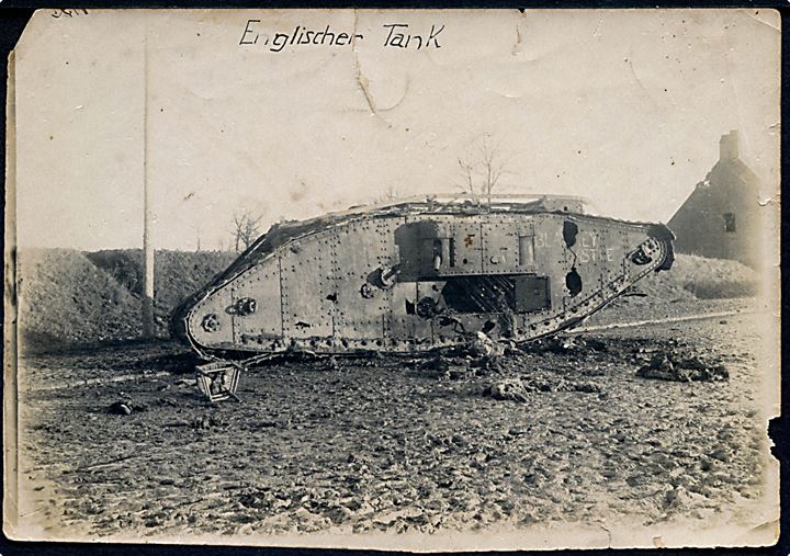 Tysk propaganda. Ødelagt britisk tank på Vestfronten under 1. verdenskrig. Foto 13x18 cm uden adresselinier.