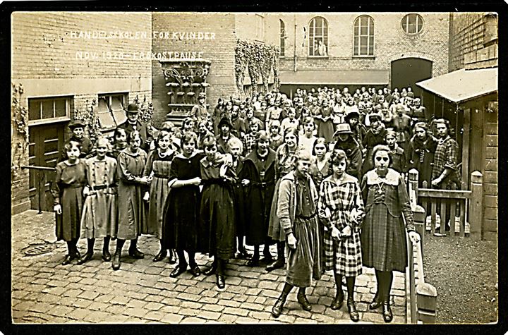 Ahlefeldtsgade, Handelsskolen for Kvinder, Frokostpause. Fotokort dateret nov. 1920. U/no. Kvalitet 8
