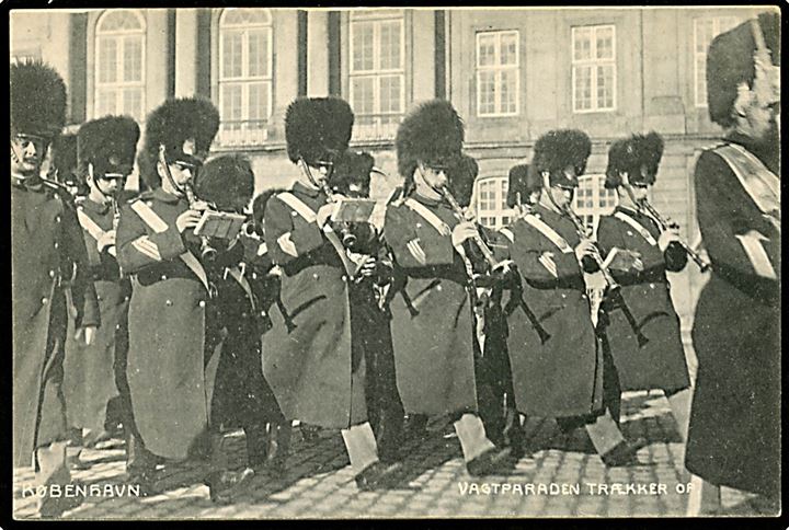 Amalienborg, vagtparaden trækker op. Fotograf Orla Bock. A. Vincent no. 492. Kvalitet 8