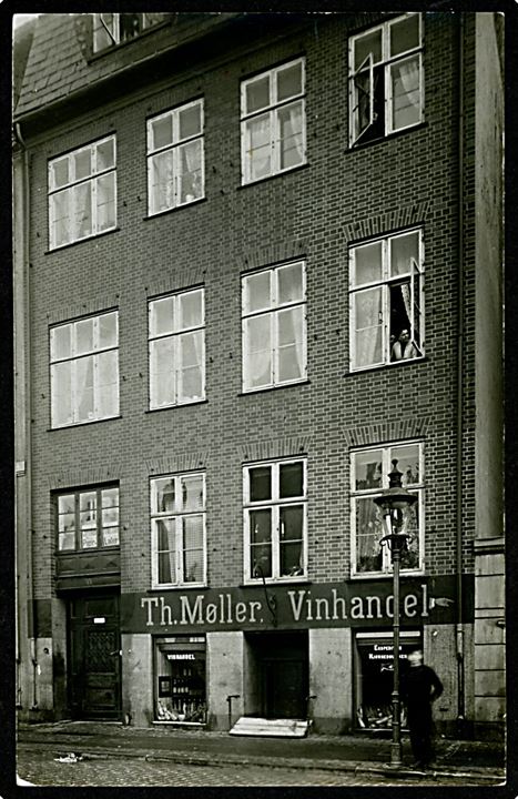 Nyhavn 47 med Th. Møllers Vinhandel. Fotokort u/no. Kvalitet 7