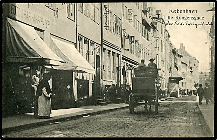 Lille Kongensgade med salg af Fotografi-apparater. Sk. B. & Kf. no. 2979. Svag fold.  Kvalitet 6