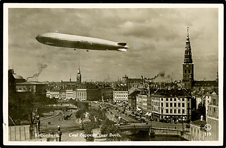 Luftskibet LZ127 “Graf Zeppelin” over København. O. Lütken no. 119. Hj.knæk og lille skade i venstre side.  Kvalitet 6