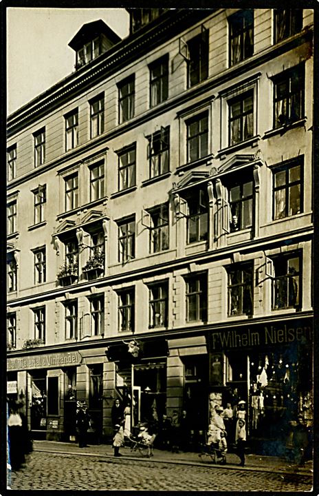 Nansensgade 62 med kolonialhandel og F. Wilhelm Nielsen’s manufakturforretning. Fotokort u/no. Kvalitet 8