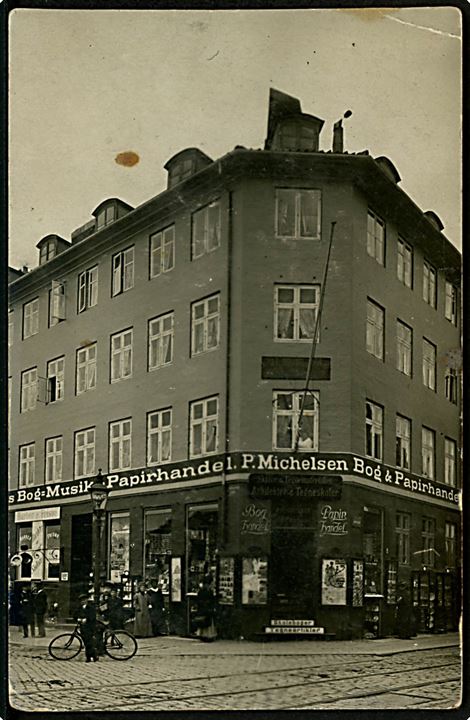 Nørre Voldgade 62 hj. Nørregade med P. Michelsens Papirhandel. Fotokort u/no. Hj.knæk. Kvalitet 6