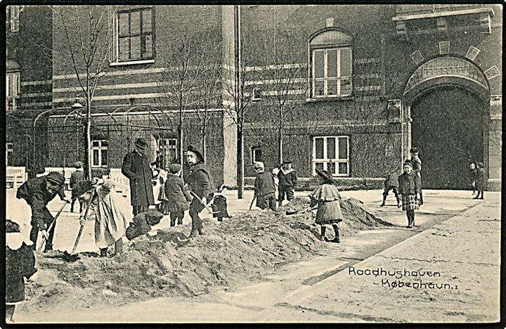 Raadhushaven med børn der graver i sand. N. K. no. 779. Kvalitet 9