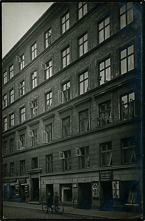 Oehlenschlægersgade 11 med skomager J. H. Jensen og gardinudsalg. Fotokort u/no. Kvalitet 8