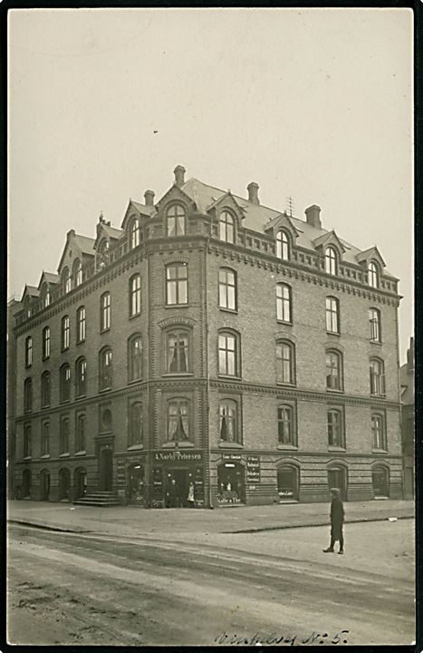 Vinkelvej 5 (nuv. Rosenørns Alle 41) med A. Nørby Petersens Colonialhandel. Fotokort u/no. Kvalitet 8