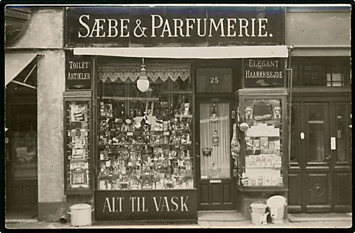 Nordre Frihavnsgade 25 Sæbe & Parfumerie. Fotokort u/no. Kvalitet 8