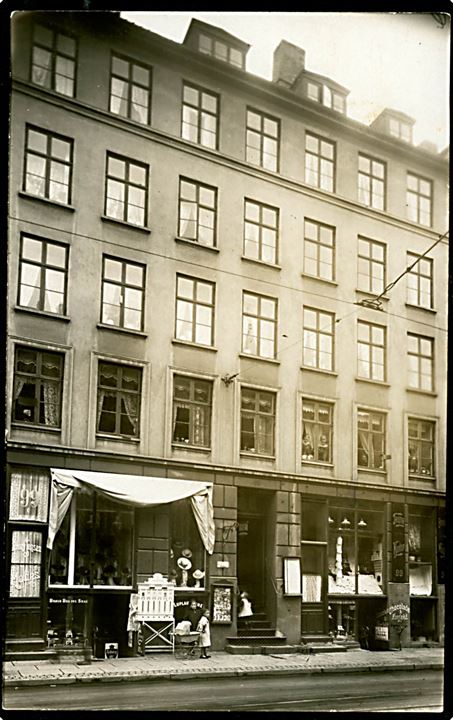 Store Kongensgade 99 med Mode og Broderi butikker. Fotokort u/no. Kvalitet 9