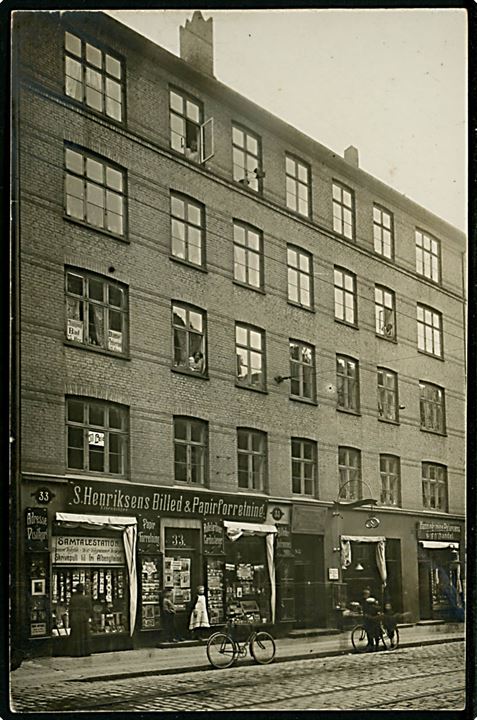 Griffenfeldsgade 33 S. Henriksens Billed & Papir-forretning med salg af POSTKORT. Fotokort u/no. Kvalitet 9