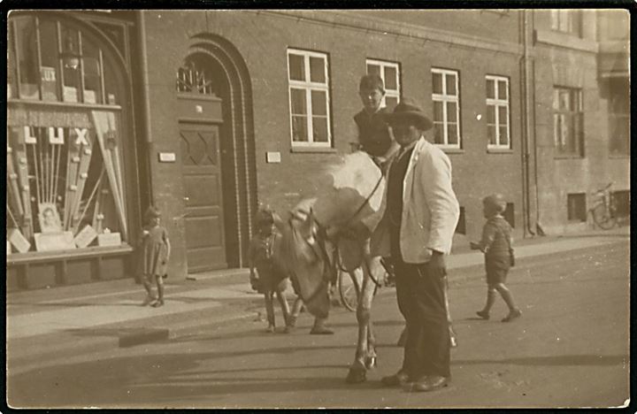 Thorsgade hj. Mimersgade med hest. Fotokort u/no. Kvalitet 7