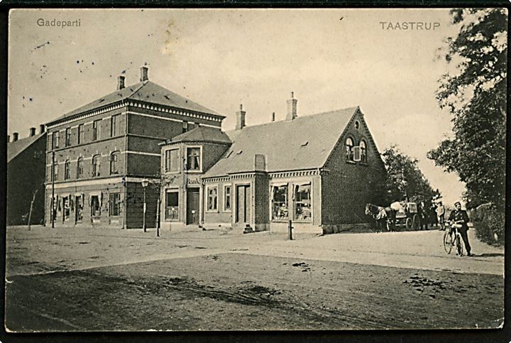 Taastrup, Køgevej med Mads P. Knudsen’s købmands-gård, Forstædernes Bank og postbud. U/no. Kvalitet 7