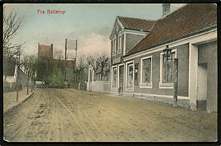 Ballerup, gadeparti med kirke i baggrunden. L. Christensen no. 672. Kvalitet 7