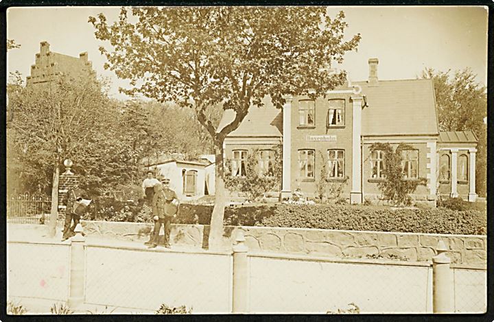 Ganløse, villa “Rosenholm” med postbud og kirke i baggrunden. Fotokort u/no. Kvalitet 8