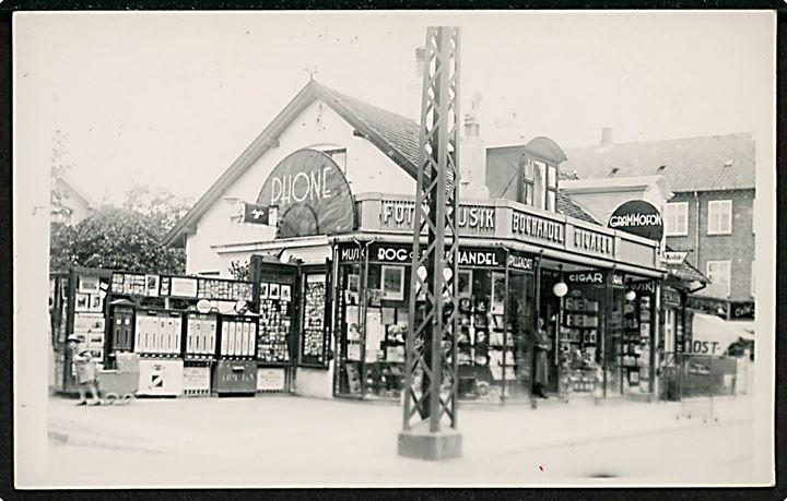 Brønshøj, Frederikssundsvej 130-132 med Hans A. Hansen’s kiosk og cigarhandel. Fotokort u/no. Kvalitet 9