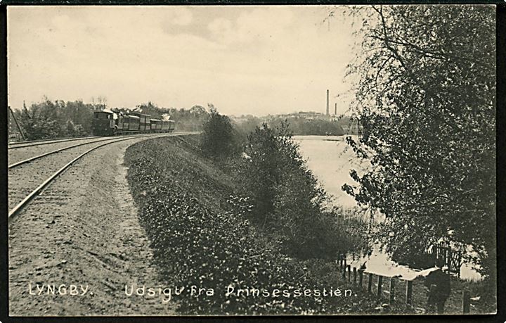 Lyngby udsigt fra Prinsessestien med jernbanespor og passerende damptog. Stenders no. 10703. Kvalitet 9