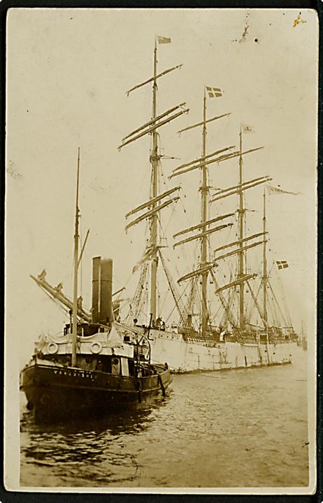 “Viking”, 4-mastet bark, skoleskib og britisk slæbebåd “Vanquisher”. Fotokort u/no. Kvalitet 7