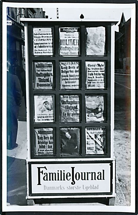 Verdenskrig 2. Reklamesøjle med avisforsider vedr. Undtagelsestilstand i Danmark 29.8.1943. Fotokort u/no. Kvalitet 9