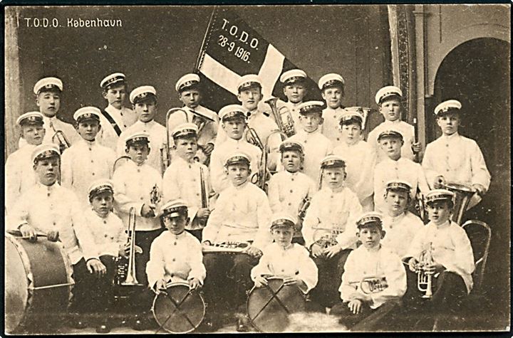 T.O.D.O. København børneorkester med fane mærket d. 28.9.1916. Stenders no. 49915. Kvalitet 8