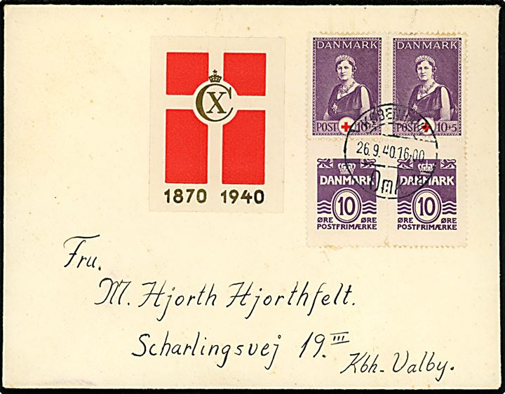 10 øre Bølgelinie og 10+5 øre Røde Kors i sammentrykt fireblok på lokalbrev med Chr. X 70 års mærkat annulleret d. 26.9.1940 (= Chr. X's 70 års fødselsdag) .
