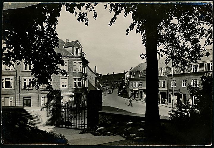 Slagelse, gadeparti. Fotografi ca. 12x17 cm. Forlæg til fremstilling af postkort fra Robert Olsens Kunstforlag. 