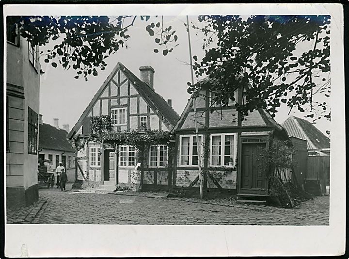Faaborg, Holkegade 5. Fotografi ca. 12x17 cm. Forlæg til fremstilling af postkort fra Robert Olsens Kunstforlag. 