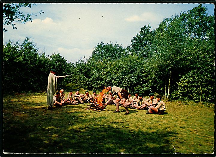 Hollandske spejdere ved lejrbål. U/no.