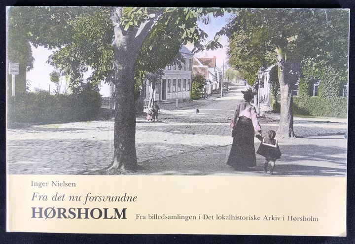 Fra det nu forsvundne Hørsholm af Inger Nielsen, lille bog hovedsageligt illustreret med gamle postkort. 96 sider.