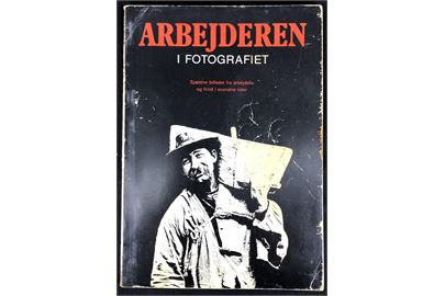 Arbejderen i Fotografiet. Sjældne billeder af arbejdsliv og fritid i svundne tider. Red. L. Albeck-Larsen. Bl.a. med gengivelse af postkort. 80 sider
