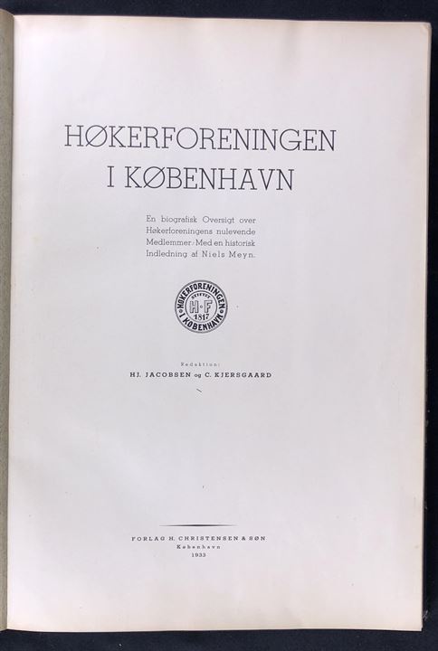 Høkerforeningen i København, en biografisk oversigt over Høkerforeningens nulevende medlemmer. 224 sider.