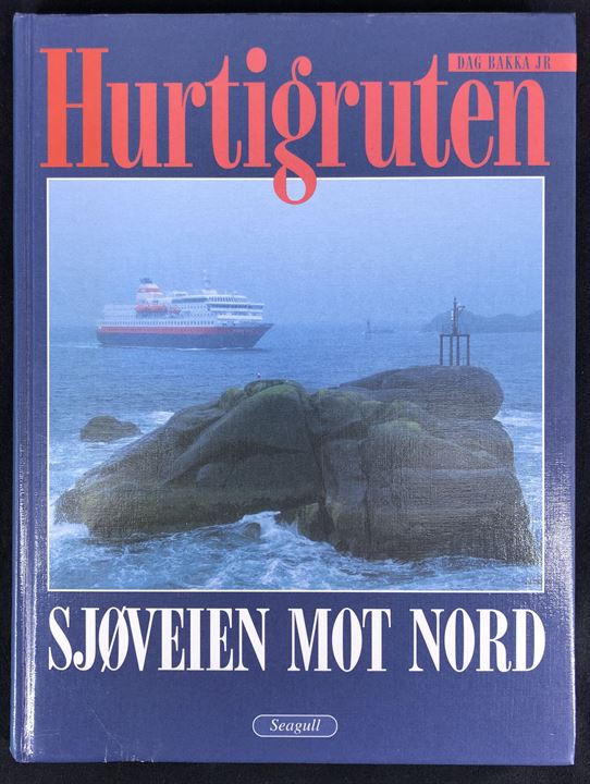 Hurtigruten - Sjøveien mot nord af Dag Bakka Jr. 208 sider illustreret gennemgang af fartøj på ruten.