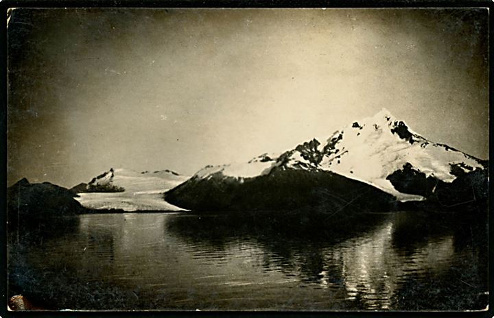 15 c. på brevkort (Bjerglandskab fra Ildlandet) sendt fra verdens sydligste by og stemplet Punta Arenas d. 29.10.1928 via Valparaiso til USA.