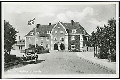 Hjørring, Vestbanegården med automobil. Stenders Hjørring no. 142.