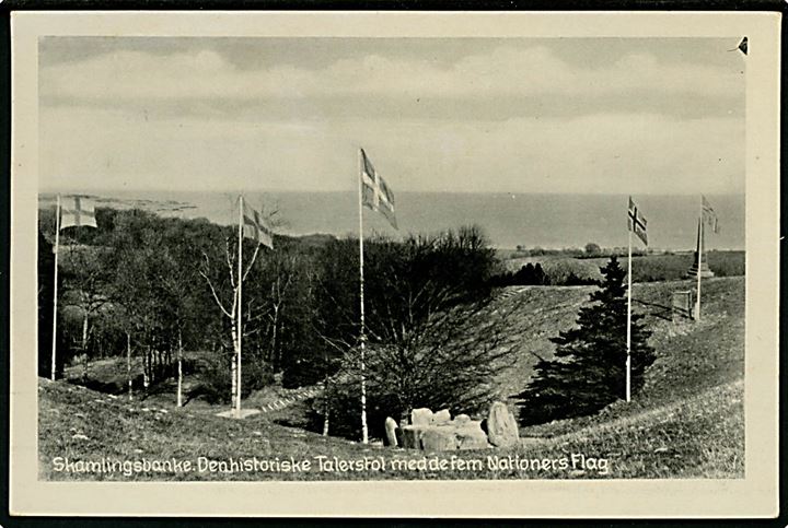 Skamlingsbanke. Den historiske Talerstol med de fem Nationers Flag. Stenders no. 63832.