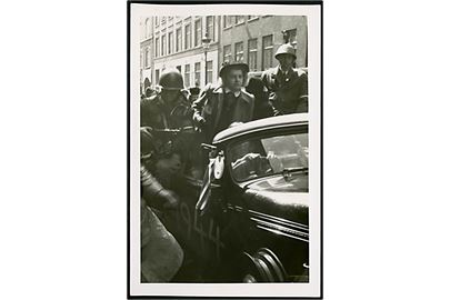Befrielsen 1945. Ung kvinde under bevogtning af frihedskæmpere i København i befrielsesdagene 1945. Fotokort u/no.