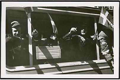 Befrielsen 1945. Frihedskæmpere i københavnsk sporvogn. Fotokort u/no.
