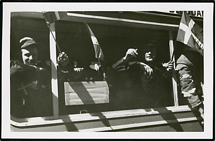 Befrielsen 1945. Frihedskæmpere i københavnsk sporvogn. Fotokort u/no.