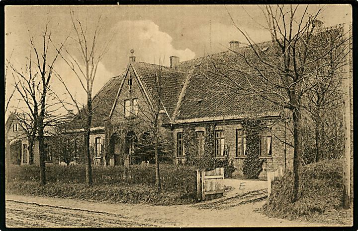 Ufrankeret feltpostkort (Gram Sygehus) med håndskrevet bynavn Aus Woyens og bureaustempel Hadersleben - Woyens Bahnpost Zug 889 d. 15.6.1918 til Haderslev. Uklart hvorfor afsendelsessted er blevet noteret.