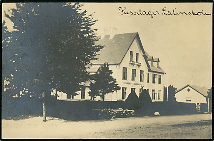 5 øre Våben på brevkort (Hesselager latinskole) annulleret med stjernestempel HESSELAGER og sidestemplet bureau Nyborg - Svendborg T.26 d. 4.11.1905 til Svendborg.