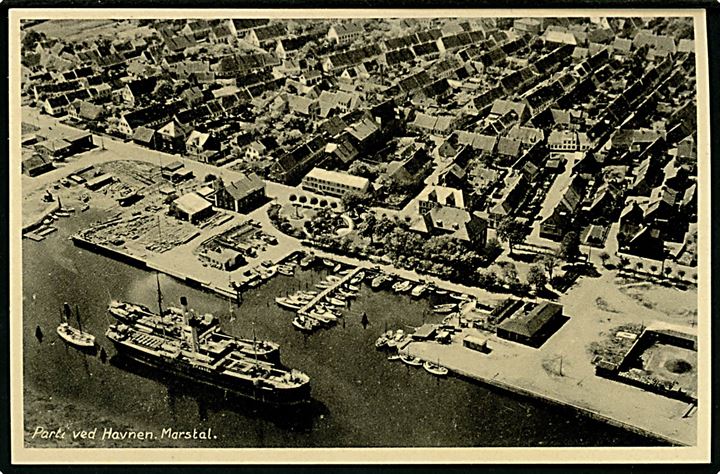 Marstal, luftfoto med havn og oplagte fragtskibe. Stenders no. 90164.