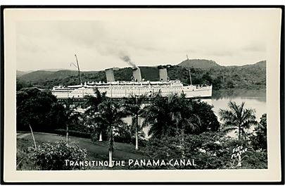 Panama Canalen med stort passagerskib.